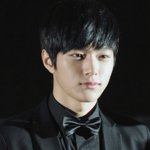 귀여운 <b>나비</b> 넥타이 스타일의 남자 아이돌