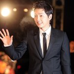 이 <b>한파</b>에 수트 하나만 입고 나온 송중기ㄷㄷㄷ
