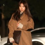 <b>오버</b>사이즈 코트 입은 이연희