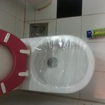 막힌 <b>변기통</b> 뚫어뻥 없이 뚫었어요!!ㅋㅋㅋㅋㅋㅋㅋ(사진있음!)