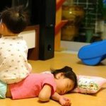 19)잠자는 누나 <b>위에</b> 올라타서...