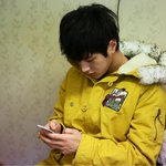 게임에 푹빠진 인피니트 엘 노란 <b>야상</b>입고 병아리 돋는모습