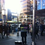 명동에서 '민애'<b>한테</b> 사랑고백하며 노래했던 사람-