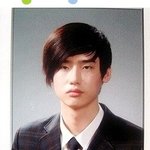 최근 인기있는 남자 배우들의 <b>졸업</b> 사진