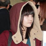 후드 모자 뒤집어쓴 아이돌 <b>맴버</b>