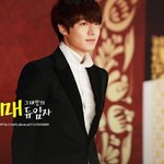 시상식 패션에서 <b>넥타이</b>를 뺀 이민호