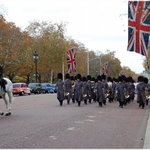 회색<b>외투</b> 입고 행진하는 영국근위병 아저씨들