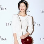 김유정 왕관 쓰고 하얀색 원피스 <b>입음</b>