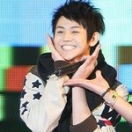 남자 아이돌 귀여운 꽃받침 <b>포즈</b>