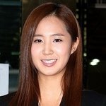 <b>어색</b>하게 웃고 있는 아이돌 멤버들