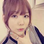 셀카랑 직찍의 갭이 좀 있어 보이는 레이나