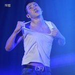 옷 찢는 퍼포먼스를 한 아이돌들