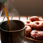 피곤하고 출출할 때 <b>따듯</b>한 커피랑 달달 ~한 도넛 한입 먹을때