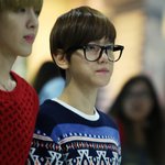 백현이 얼굴이 너무 작아서 안경이 흘러 내림ㅋㅋㅋ