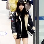 <b>맨다리</b>로 공항에 온 수지