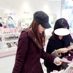 화장품 <b>쇼핑</b>하는 크리스탈