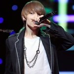 마이크 <b>특이</b>하게 잡은 아이돌들