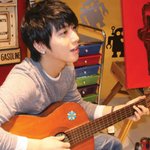 기타랑 잘 어울리는 아이돌 <b>맴버</b>