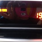 18살 여자가 대왕초코파이같은 초콜릿<b>케익</b>을 들고 돌아왔습니다ㅋㅋ