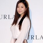 은박지 돋는 스커트 입은 최근 김사랑