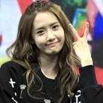 사인회에서 밝게 웃는 아이돌