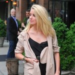 스치는 사람도 다시 돌아보게 하는 <b>엠버</b> 허드