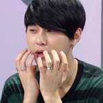 <b>특이</b>한 반지 낀 남자 아이돌