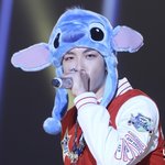 스티치 모자 쓴 <b>top</b>