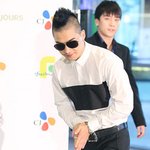 <b>두손</b> 모은 공손한 아이돌 멤버