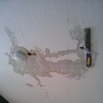 천장 물이 새도 나몰라라 하는 윗층 세입자..