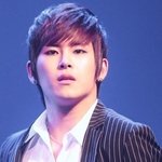 단추 풀고 섹시하게 코디한 남자 아이돌 <b>셔츠</b> 패션