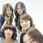 눈 꼭 <b>감고</b> 사진찍는 아이돌