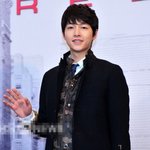 빨간 백팩과 송중기.............