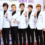 흰색정장으로 한껏 멋낸 아이돌