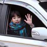 밝게 <b>손인사</b> 해주는 아이돌