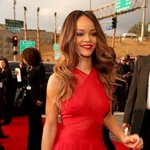 빨간 드레스 입고 그래미 온 리한나