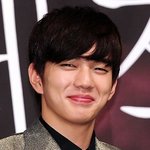 <b>웃음</b> 겨우 참고 있는 연예인들의 표정