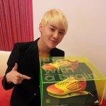 <b>신발</b> 자랑하는 아이돌 멤버들