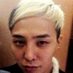 피곤해 보이는 아이돌 다크<b>써클</b>