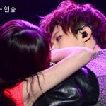 아이돌의 <b>아찔</b>한 키스 퍼포먼스