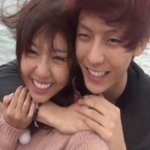 격한 <b>포옹</b>을 나누는 아이돌들