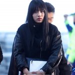 <b>추운</b> 게 느껴지는 수지의 공항 패션