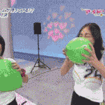 일본여자아이돌이 <b>풍선</b>을 불다가...