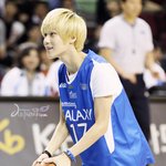 이태민 <b>허벅</b>지나 봐...
