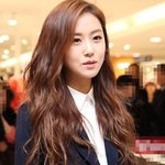 얼마나 마른건지 정장 바지가 헐렁해 보이는 허가윤