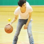 흰<b>티</b>에 <b>청바지</b> 입은 남자아이돌