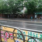 버스정류장 <b>여성분의</b> 포스