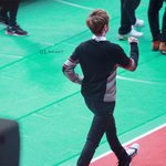 엉덩이 <b>툭툭</b> 치고 지나가고싶다