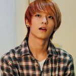 <b>체크</b> 셔츠가 잘 어울리는 아이돌