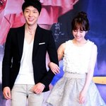 <b>팔짱</b>낀 모습이 질투나는 아이돌
